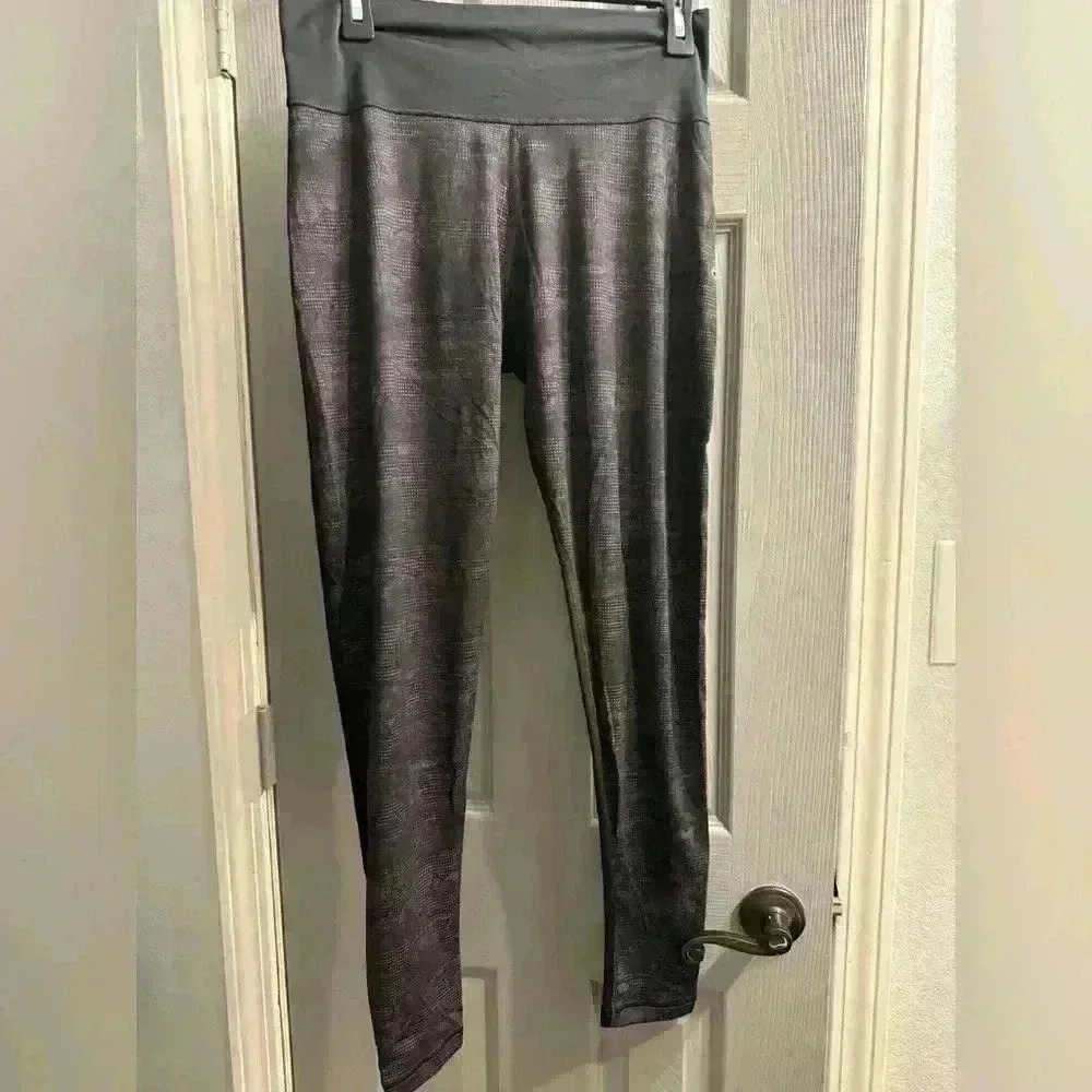 Women’s leggings by Adidas in black & gray high waisted with raised pattern LG